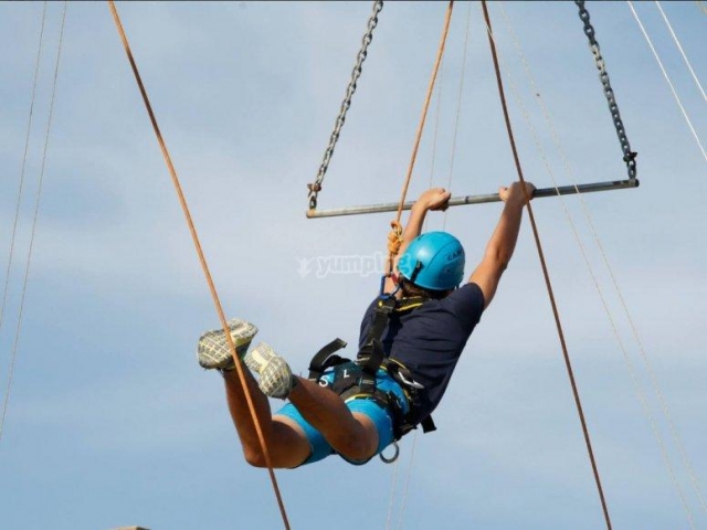 tb_Sujetandose al circuito aereo.JPG